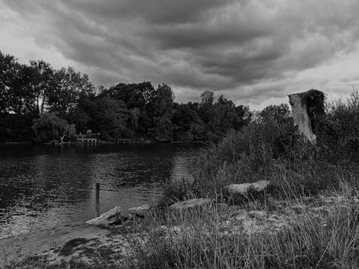 Daylight cloudy outdoor monochrome photography.
The river caught doing all she could to seduce me, i'm going to pretend i don't care just for the sake of mind experimentation.