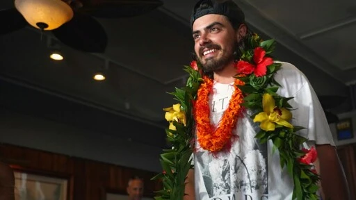 An Oregon man who quit his job to set sail with his cat arrives to cheering fans in Hawaii