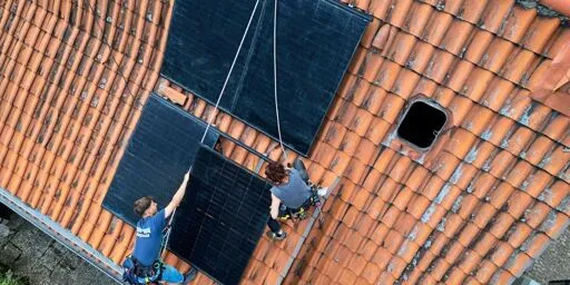 Wer Strom am Dach selbst erzeugt und ins Netz einspeist, soll künftig Netzgebühr zahlen
