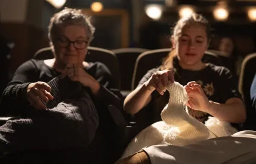 Le «tricot-ciné», remède de grand-mère contre la solitude numérique