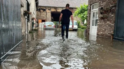 Straten Zuid-Limburg onder water na zware regenbuien