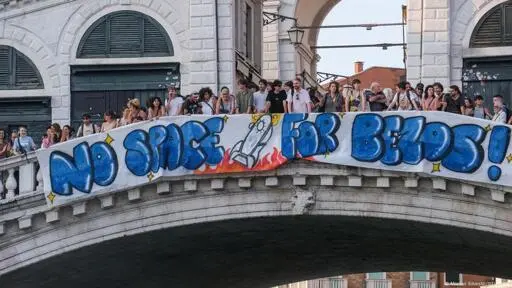Bezos' Venice wedding party venue moved following protests – DW – 06/25/2025