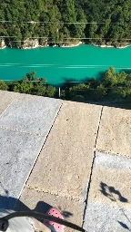 Une vue du Rhône traversant une cluse, prise depuis le sommet de remparts par un cornichon en Crocs rouges (et sales)