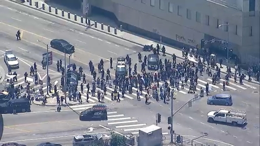 700 Marines ordered to assist in Los Angeles