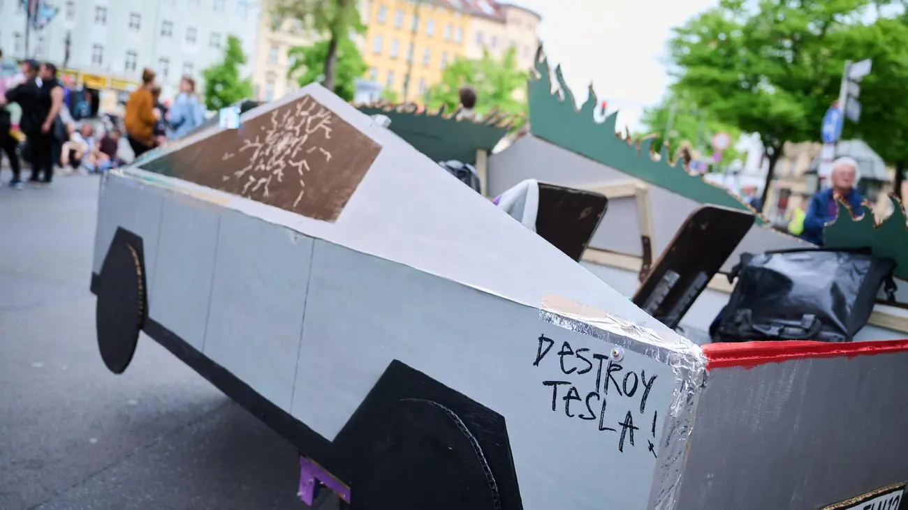 Tesla-Proteste: Vereint im Hass aufs E-Auto