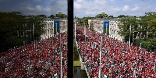 Hundreds of Thousands Form 'Red Line' Around The Hague | Common Dreams