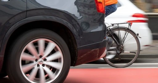 Toyota übersieht Fahrrad: 43-Jährige verletzt sich bei Unfall in Nienburg