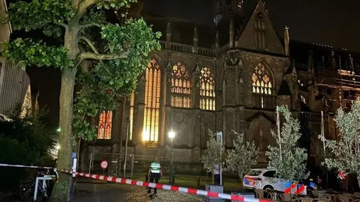 Man klimt in kerktoren Meerssen en laat 's nachts urenlang de klokken luiden