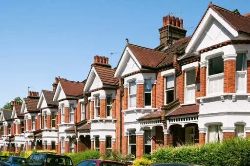Average UK house price drops by over £1,000 in a single month