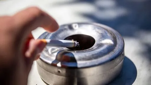 Lutte contre le tabac : fumer à la plage et dans un parc, sera interdit à partir de dimanche